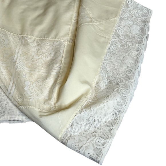 Beautiful Lemony Vintage Handmade 50s Rayon Lace Tablecloth - Picture 6 of 7